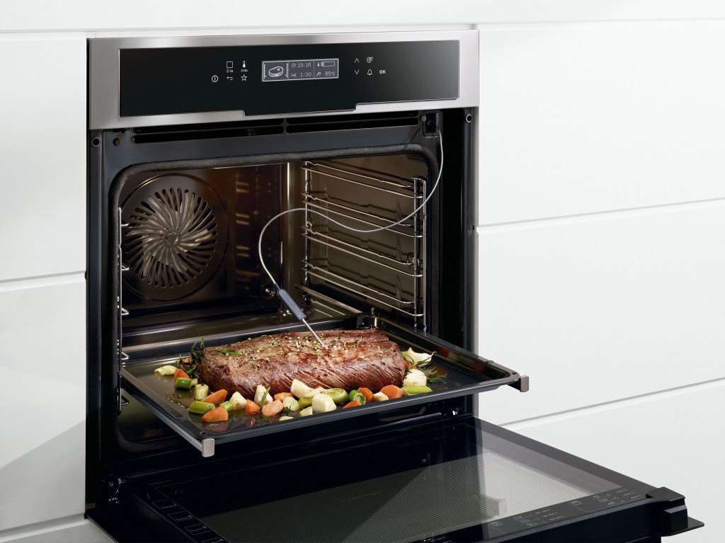 electrolux-inspiration-pyrolitic-oven-eoc5851aax-lifestyle-meat