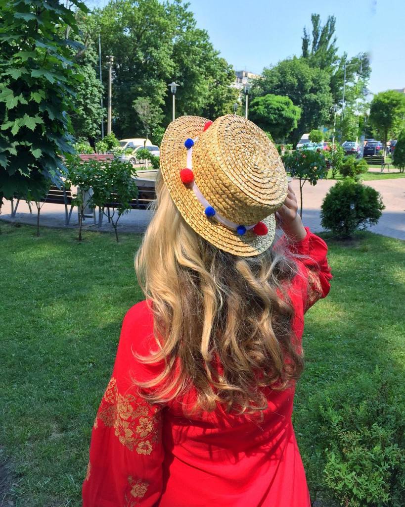 Шляпа с помпонами Сvetkova Flora тренд 2016