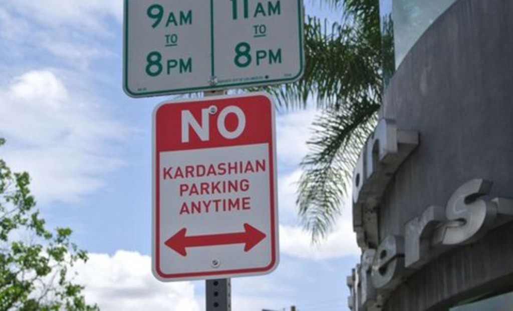На дорогах США з'явилися знаки на честь Кардаш'ян-Фото.
