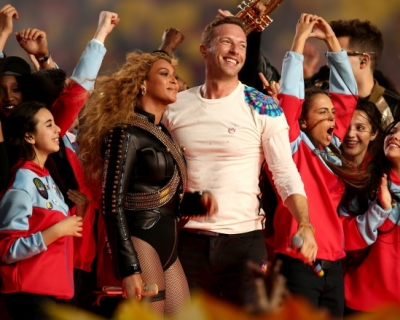 ВИДЕО: Coldplay, Бейонс и Бруно Марс на сцене Super Bowl — 2016-430x480