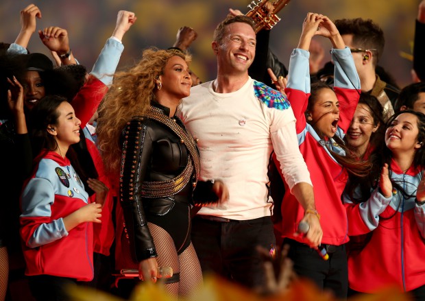 ВИДЕО: Coldplay, Бейонс и Бруно Марс на сцене Super Bowl — 2016-320x180