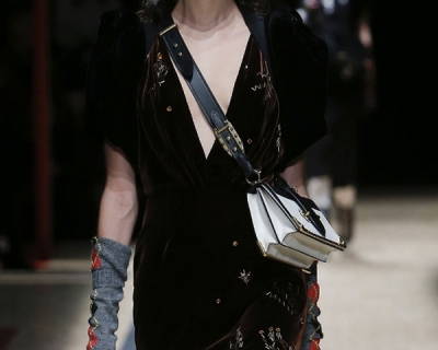 Модный Дом Prada представил сумки Pionnière и Cahier-430x480