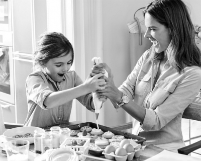 Алессандра Амбросіо з дочкою у рекламній кампанії Michael Kors-430x480