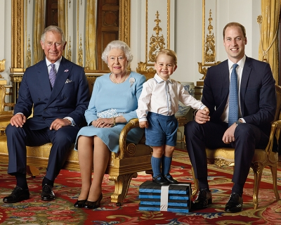 Четыре поколения на юбилейном портрете королевской семьи-430x480