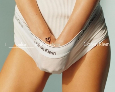 Эбби Ли Кершоу в эротическом кампейне Calvin Klein-430x480