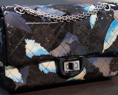 Chanel представив новий дизайн своїх культових сумок-430x480