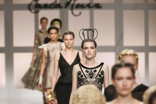Полный декаданс: черные свадебные платья с Недели моды в Барселоне-320x180