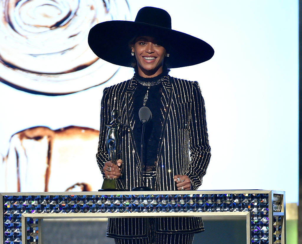 Образ дня: Бейонсе в костюме Givenchy получила награду «Икона стиля»-320x180