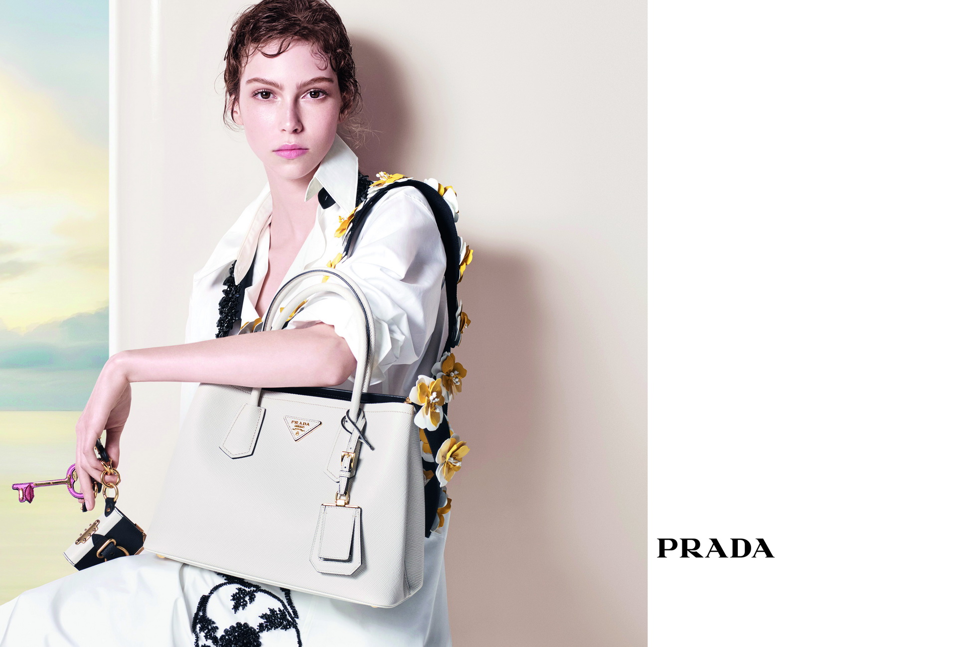 Prada представили новую рекламную кампанию-320x180