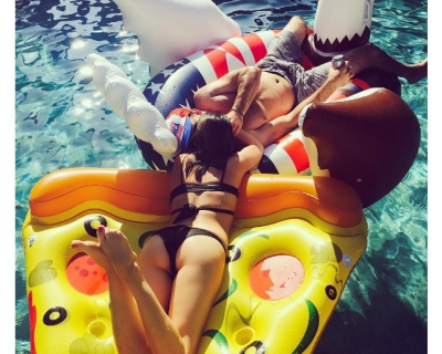 Зірковий Instagram: як проводять відпустку супермоделі-430x480