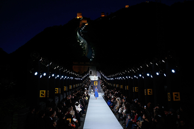 Fendi Great Wall Of China Fashion Show - Runway