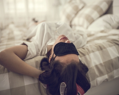 Спляча красуня: чому жінки повинні спати довше за чоловіків-430x480