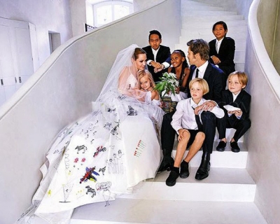 Ах, эта свадьба: нестандартные подвенечные платья знаменитостей-430x480