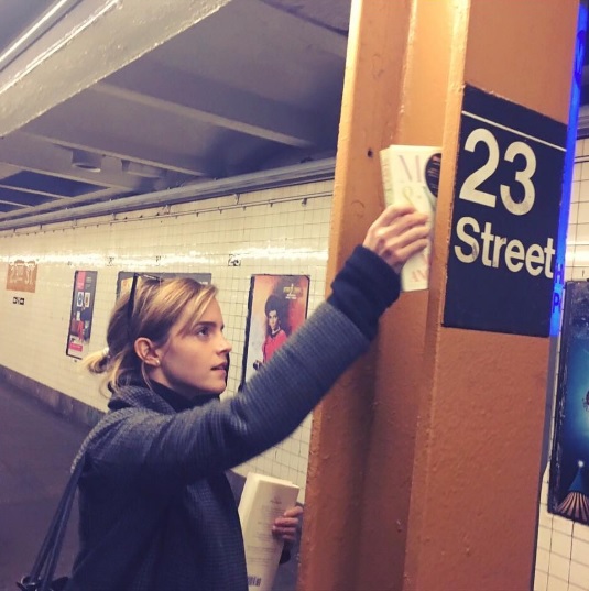 Эмма Уотсон оставляет книги к метро