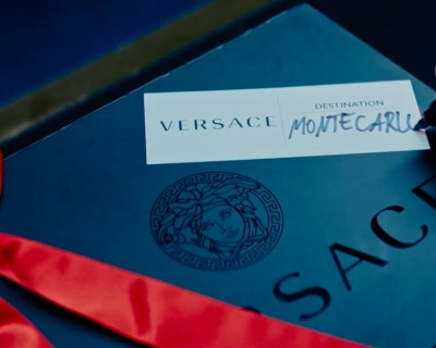 Різдвяне відео Versace: помічники Санти у строгих костюмах-430x480