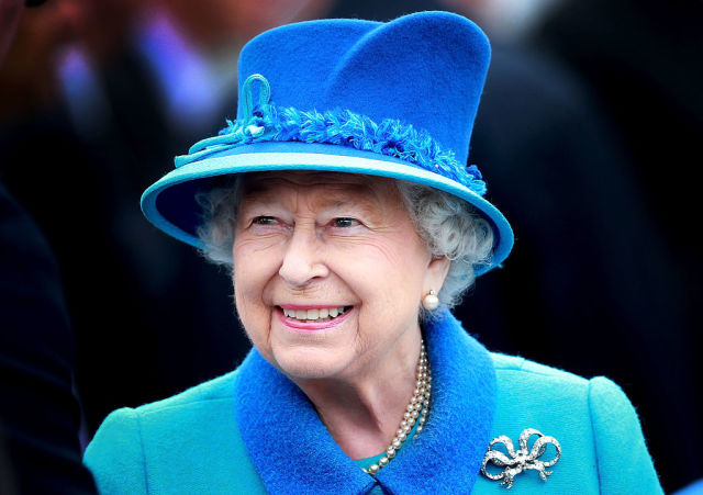 Королева Елизавета одобрила роман принца Гарри и Меган Маркл-320x180