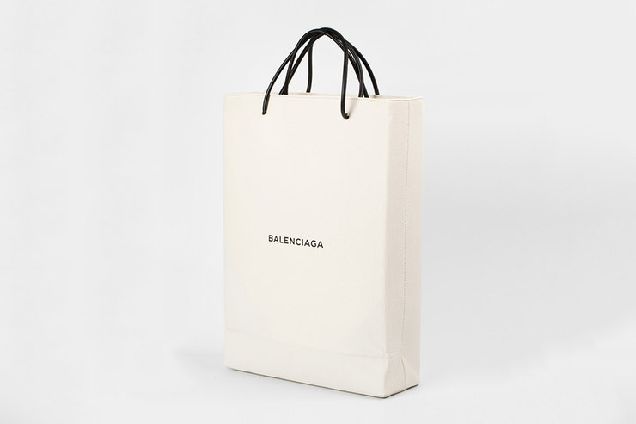 Balenciaga випустили сумку-пакет за $1100-320x180