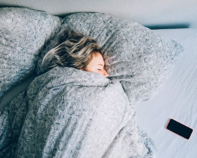 Ученые определили, что долго спать по выходным полезно для здоровья-430x480