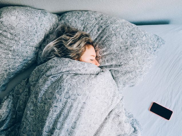 Вчені визначили, що довго спати у вихідні корисно для здоров'я-320x180