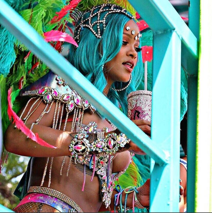 Образ дня: Рианна с голубыми волосами на Барбадосе-320x180