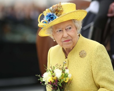 Все цвета радуги: стало известно, почему Елизавета II носит яркие цвета-430x480