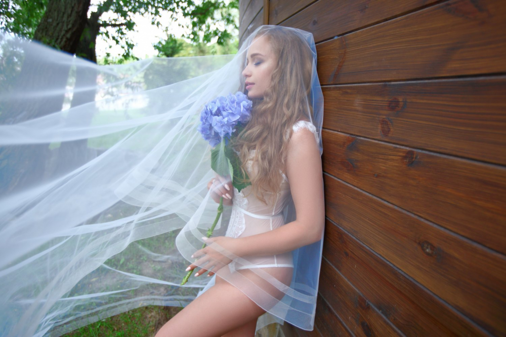 Певица Яна Соломко и модель Алена Бычкова снялись в кампейне новой коллекции белья-Фото 4