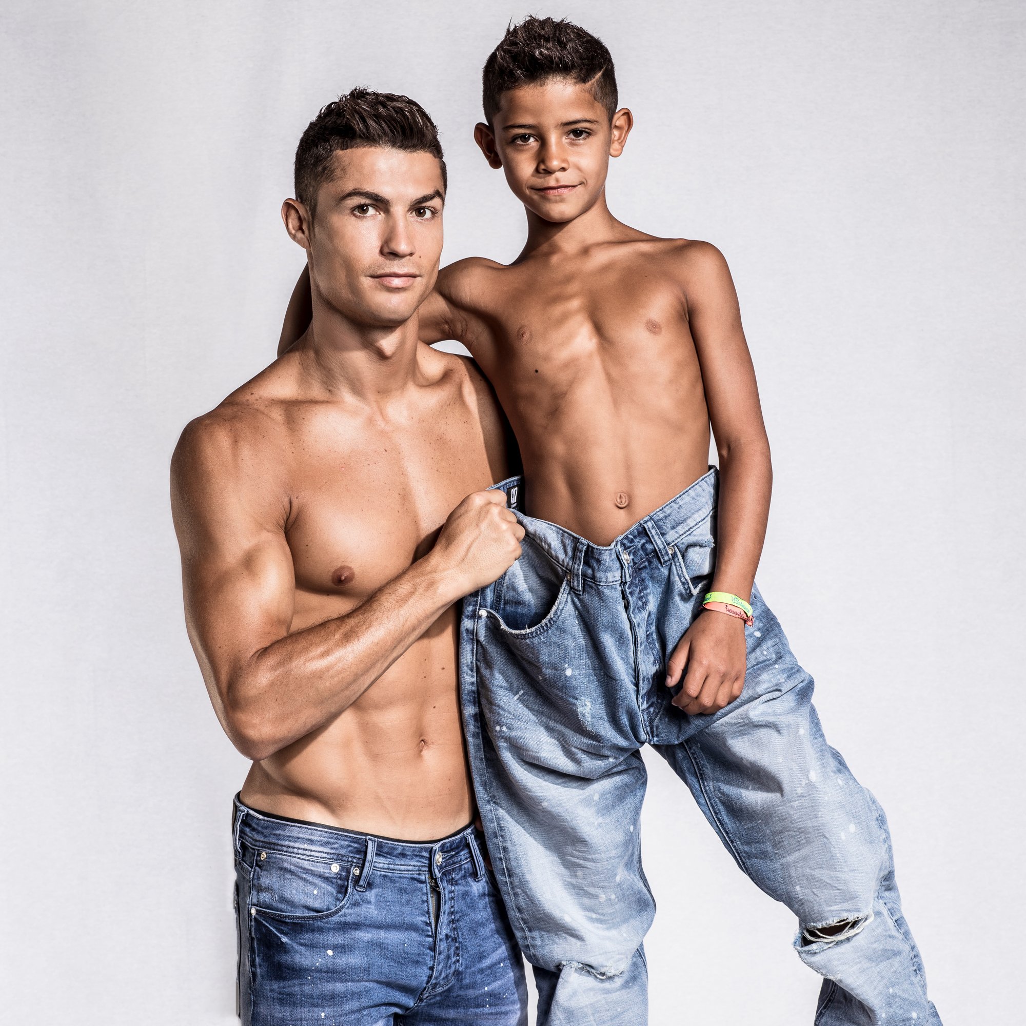 Криштиану Роналду создал коллекцию одежды вместе с сыном-Фото 1