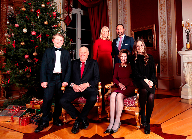 Королівська родина Норвегії представила серію різдвяних фото-320x180