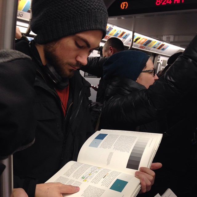 Читающие мужчины в метро фото