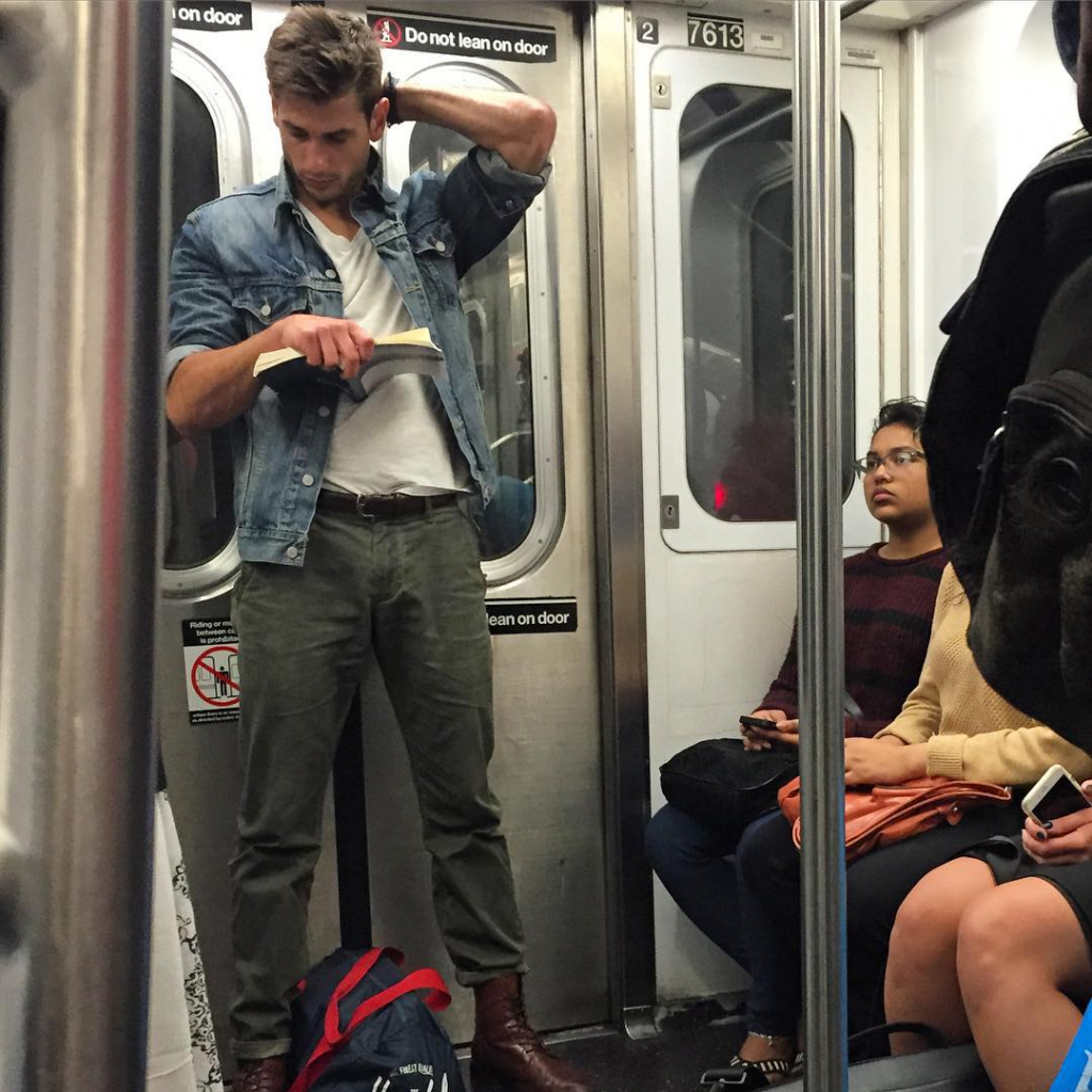 Читающие мужчины в метро фото