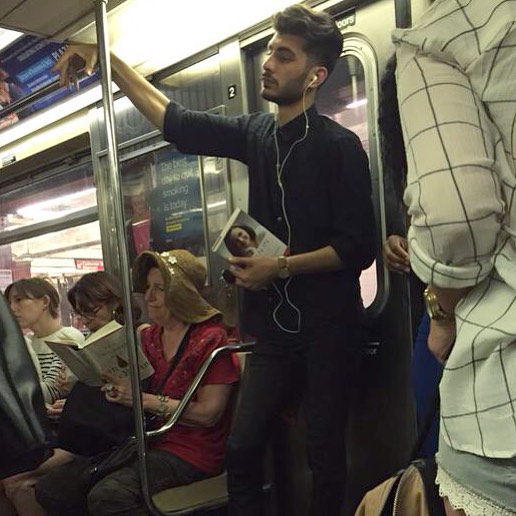 Чоловіки, що читають у метро