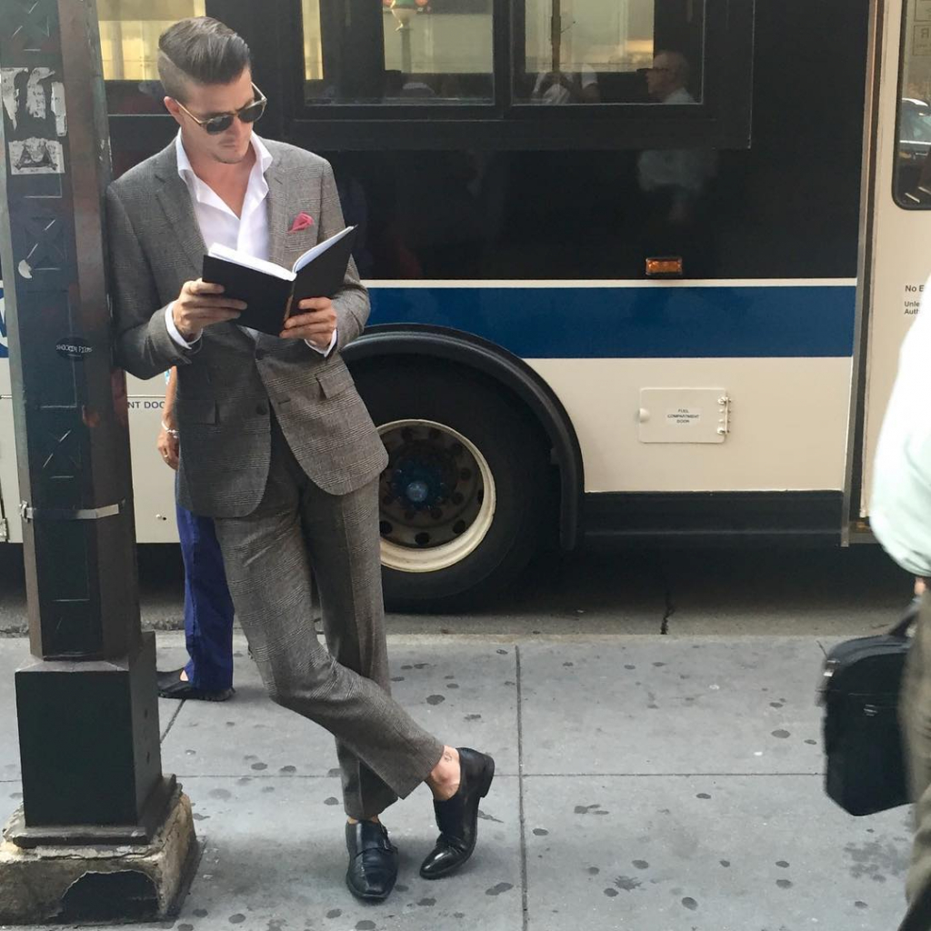 Чоловіки, що читають у метро