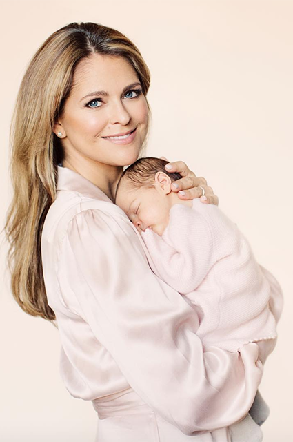 Принцесса Швеции показала официальные фото дочери-Фото 1