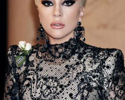Леди Гага запускает собственный косметический бренд-430x480