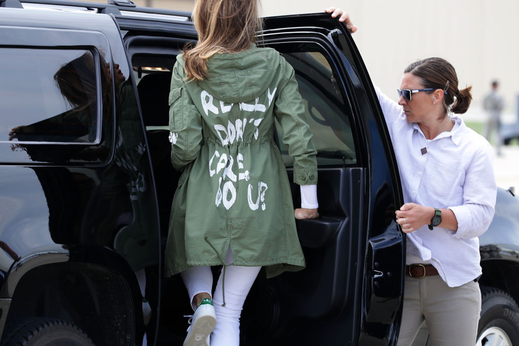 Як напис на куртці Меланії Трамп спричинив черговий скандал-Фото 1