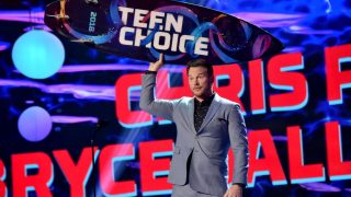 Teen Choice Awards 2018: Победители и звезды на красной дорожке-320x180