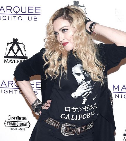 Мадонна показала странное фото в нижнем белье-430x480