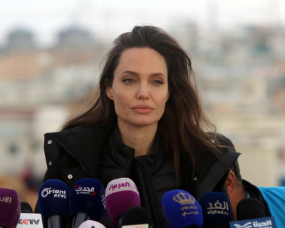 Анджелина Джоли прилетела в Перу, чтобы помочь беженцам-430x480