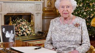 Таємний сенс: Справжня причина, чому Королева Єлизавета II носить одну і ту ж брошку-320x180