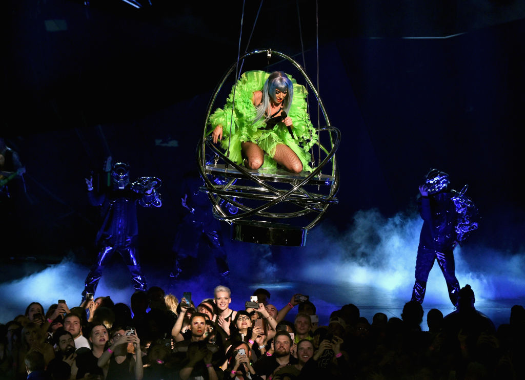 Леді Гага здивувала своїми вбраннями на концерті у Лас-Вегасі-Фото 1