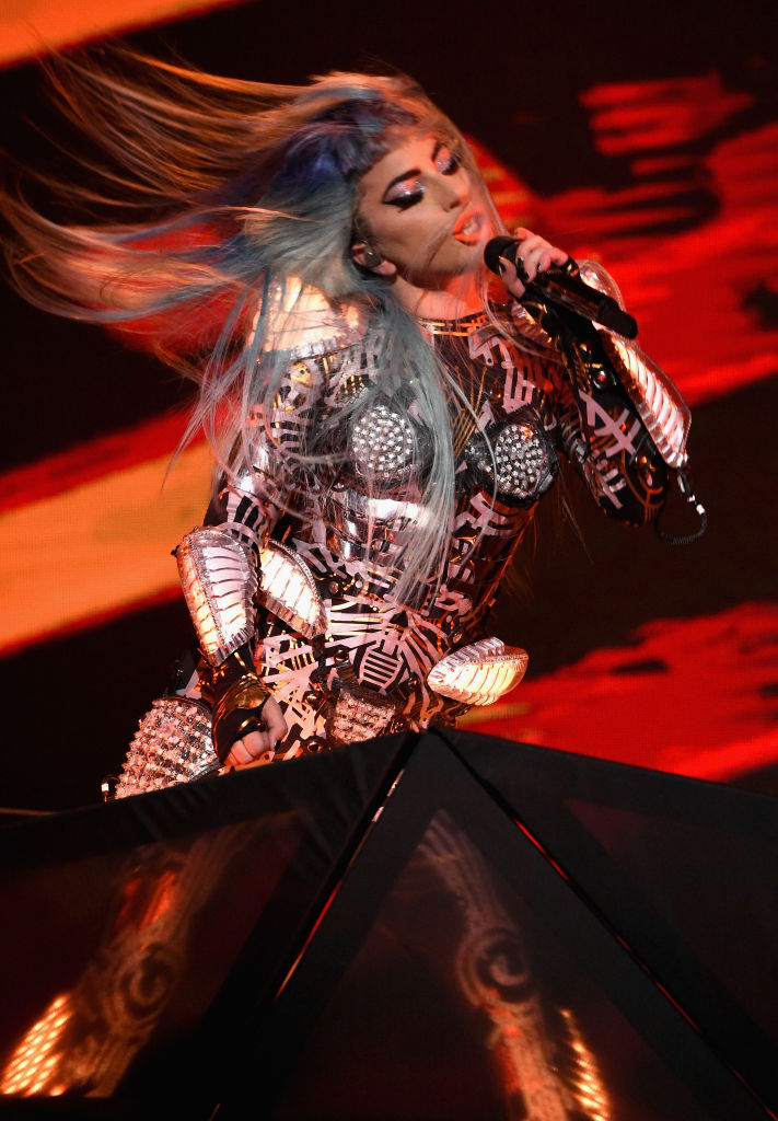 Леди Гага удивила своими нарядами на концерте в Лас-Вегасе-Фото 4