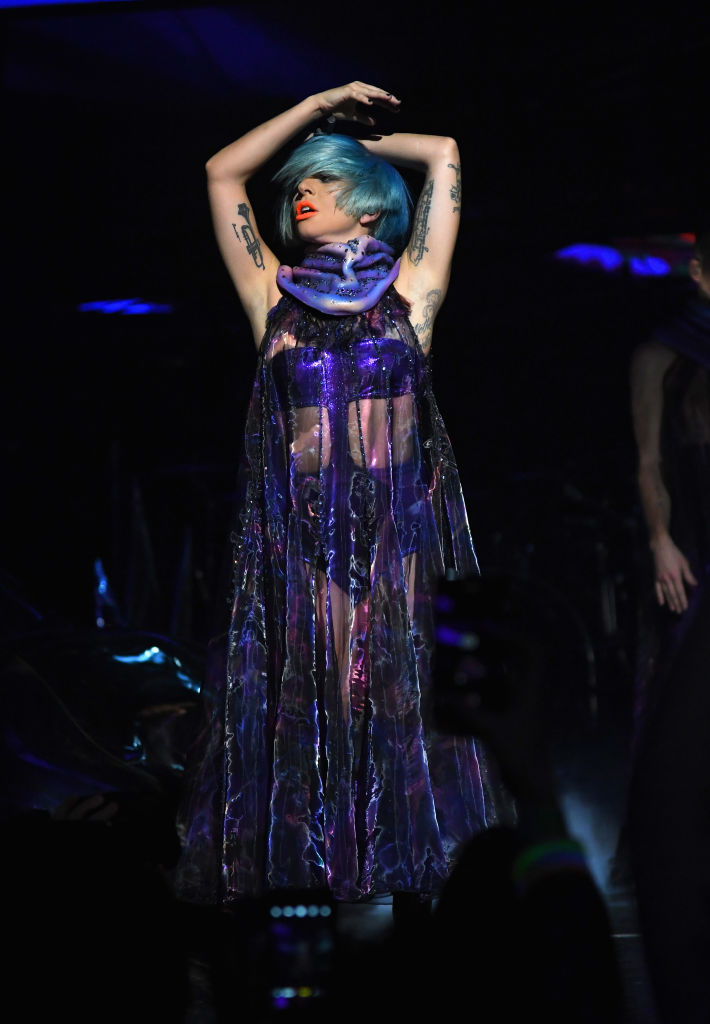 Леди Гага удивила своими нарядами на концерте в Лас-Вегасе-Фото 3