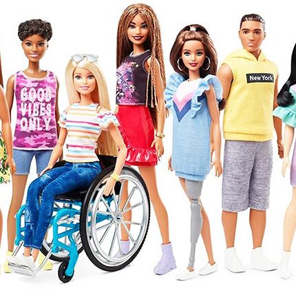 Нова Барбі: У продаж надійшли ляльки на інвалідному кріслі та з протезом ноги-430x480