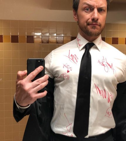 Джеймс Макэвой отдаст рубашку с автографами звезд на благотворительность-430x480