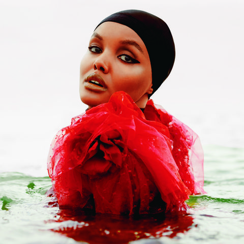 Модель в хиджабе впервые украсила спецвыпуск Sports Illustrated Swimsuit-Фото 3