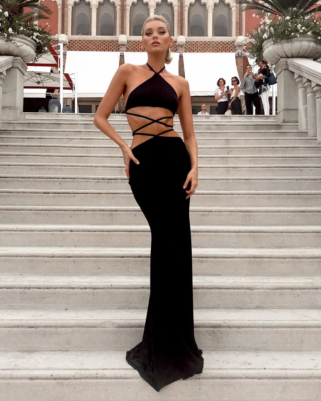 Образ дня: Эльза Хоск в черном вечернем платье на Венецианском кинофестивале-Фото 2