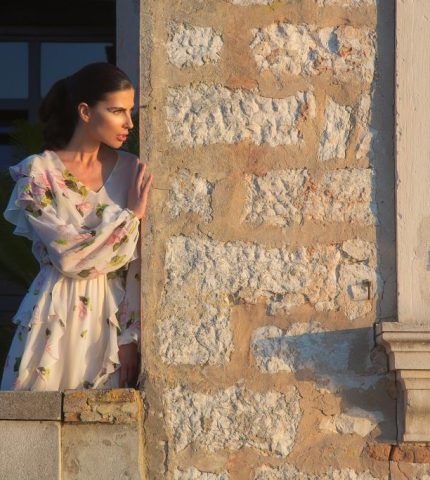 Модель Алла Шереметьєва приміряла вбрання Couture De Fleur у міні-фільмі про літо-430x480