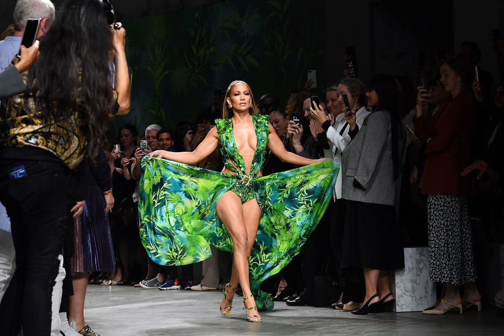 Дженнифер Лопес закрыла показ Versace в легендарном платье-Фото 1