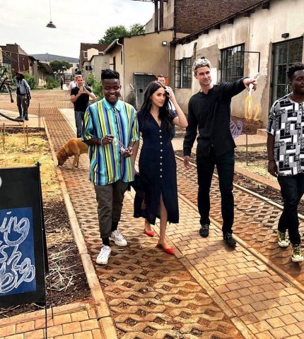 Меган Маркл посетила творческие группы в Йоханнесбурге-430x480