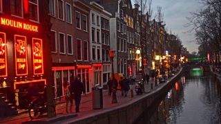 Амстердам избавится от «улицы красных фонарей»-320x180